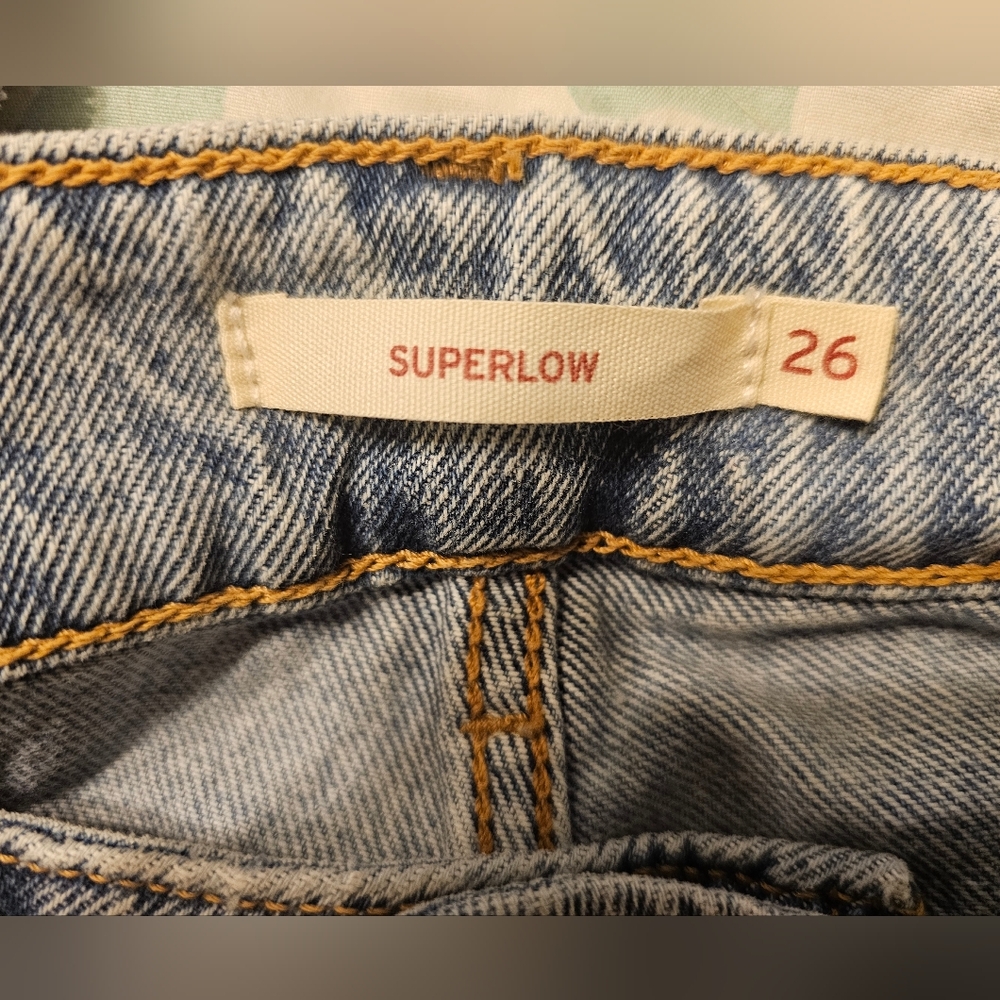 NWOT Levi's Superflow Blue Jeans. Size: 26W 32L - Picture 9 of 10
